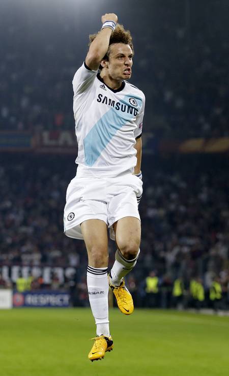 David Luiz comemora gol no Chelsea, clube pelo qual o zagueiro marcou 18 gols Foto: SALVATORE DI NOLFI