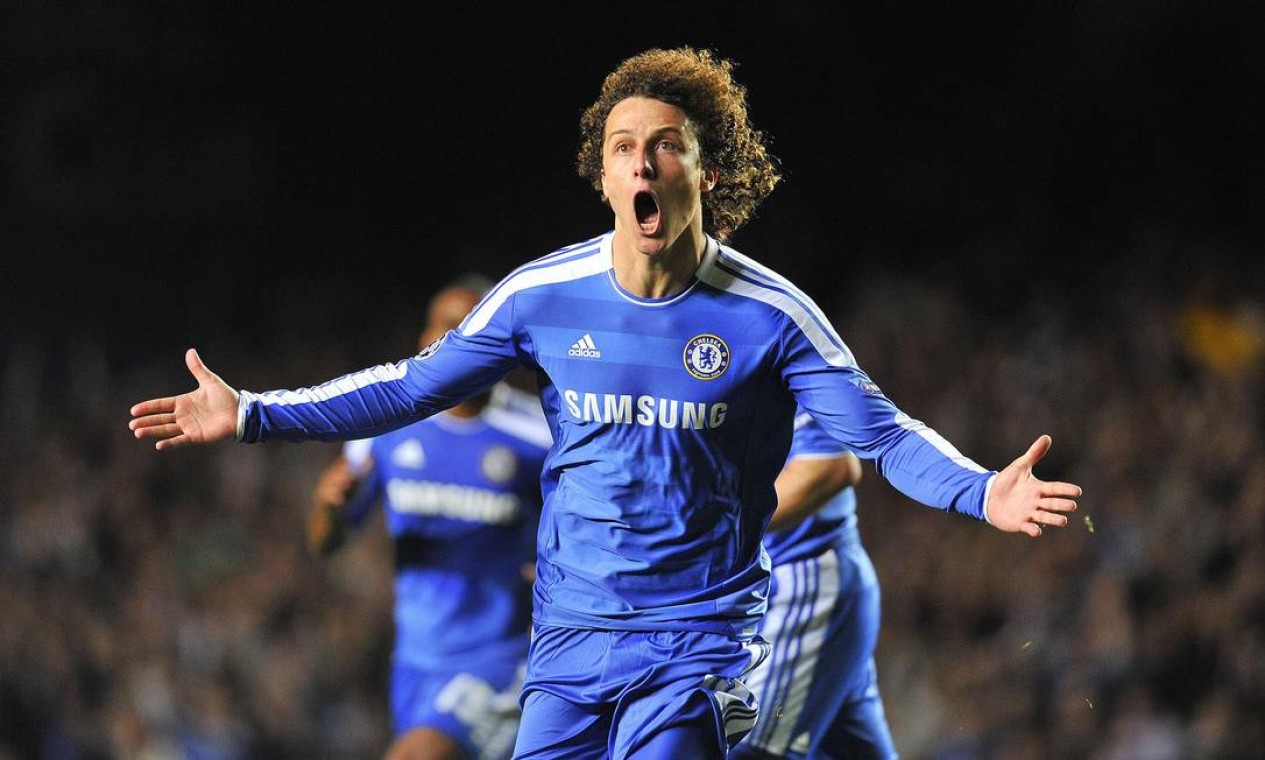 David Luiz depois de marcar gol pelo Chelsea contra o Bayer Leverkusen em partida válida pela Champions League, em 2011 Foto: TOBY MELVILLE