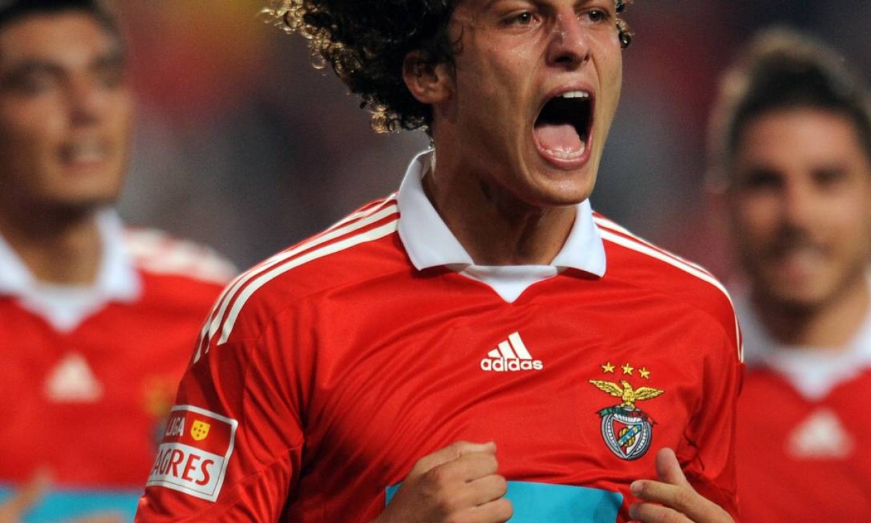 David Luiz comemora depois de marcar pelo Benfica, em 2009, no time português pelo qual jogou 130 partidas, fez seis gols e deu nove assistências Foto: Francisco Leong