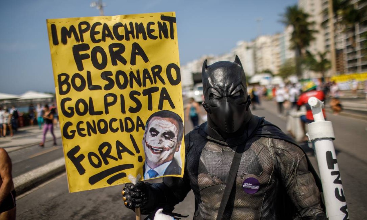 Manifestante fantasiado Pantera Negra, super-herói da Marvel, para protestar contra Bolsonaro Foto: Brenno Carvalho / Agência O Globo