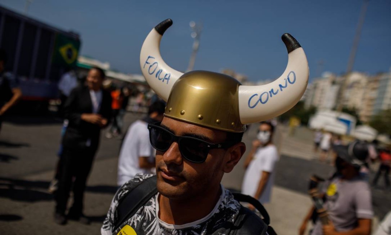 Homem usando chapéu viking escrito "Fora corno" participa de protesto contra o presidente Bolsonaro Foto: Brenno Carvalho / Agência O Globo