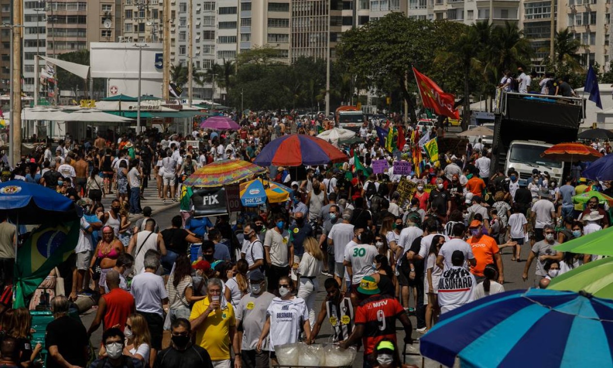 Manifestantes se reuniram na Avenida Atlântica, na altura do posto 5, em Copacabana Foto: Brenno Carvalho / Agência O Globo