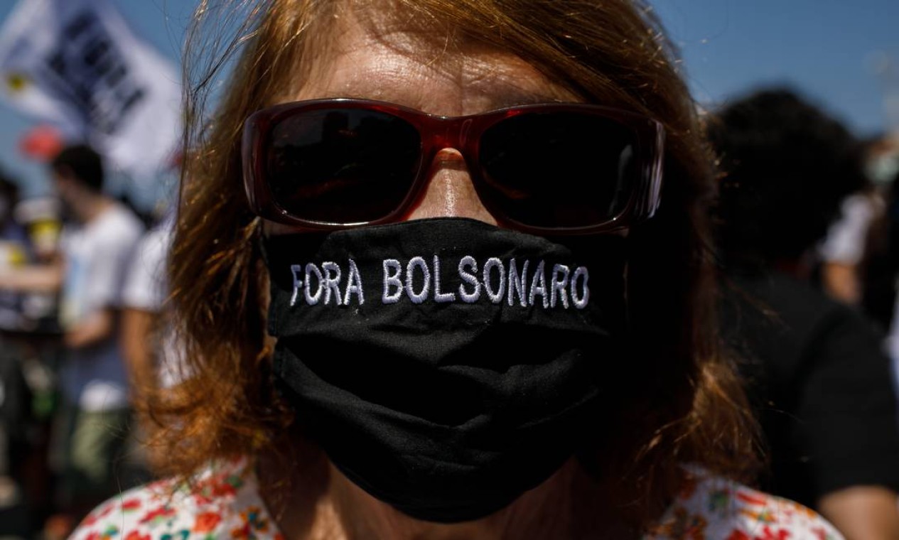 Mulher usa máscara de proteção para protestar contra o presidente Bolsonaro Foto: Brenno Carvalho / Agência O Globo