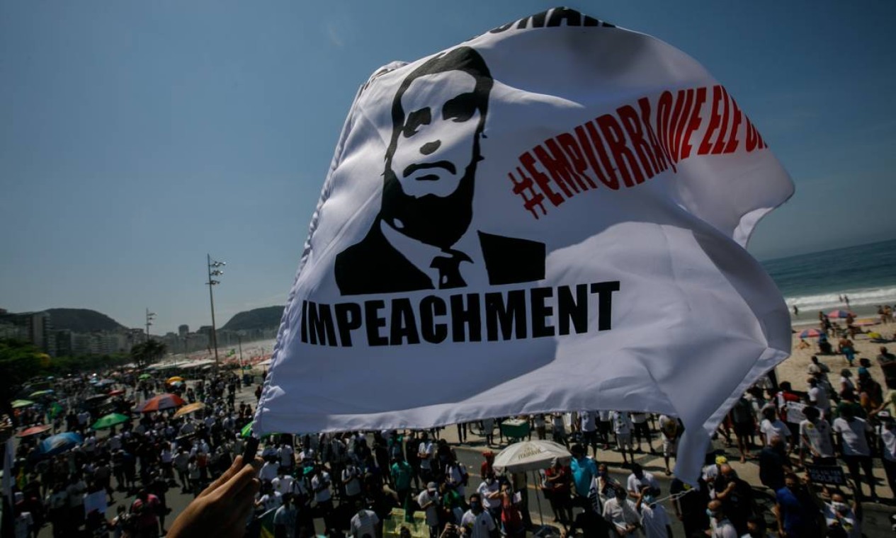 Bandeirão com a mensagem de impeachment e uma gravura do presidente Bolsonaro é agitado durante rotesto Foto: Brenno Carvalho / Agência O Globo