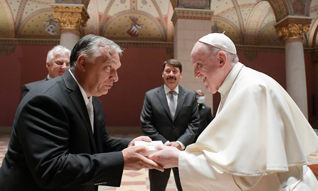 Papa Francisco cumprimenta o premier húngaro Viktor Orbán em rápida visita à Hungria Foto: Mídia do Vaticano / via Reuters