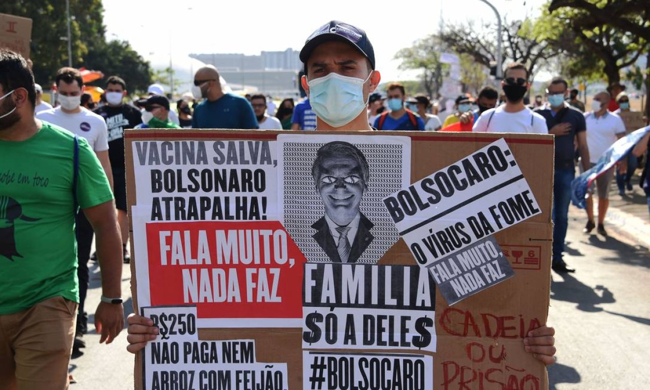 Manifestante segura cartaz contra Bolsonaro em protesto convocado pela direita, em Brasília Foto: EVARISTO SA / AFP