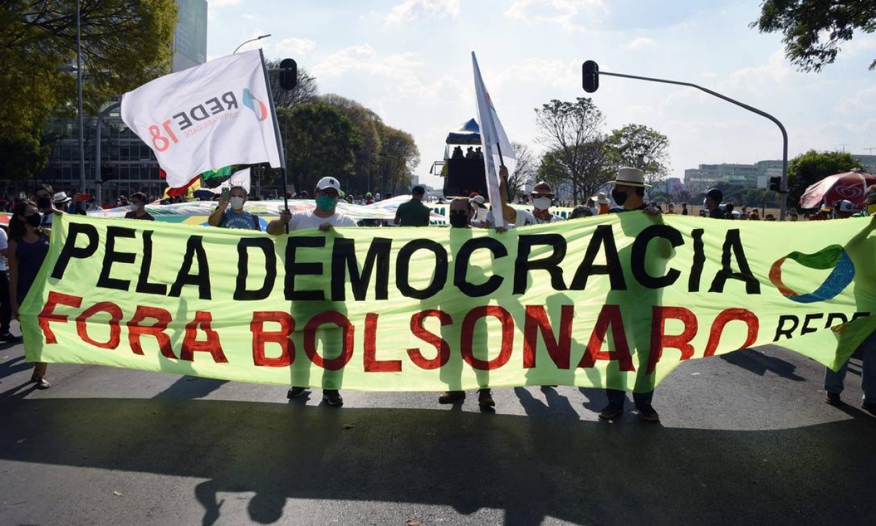 Demonstrators take part in a protest called by right-wing groups and parties to demand the impeachment of Brazilian President Jair Bolsonaro, in Brasilia, Brazil, on September 12 2021. (Photo by EVARISTO SA / AFP) Foto: EVARISTO SA / AFP