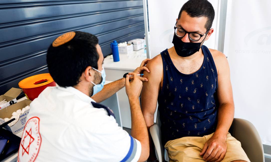 Homem recebe terceira dose da vacina contra a Covid-19 em Tel Aviv, Israel. Foto: AMIR COHEN / REUTERS