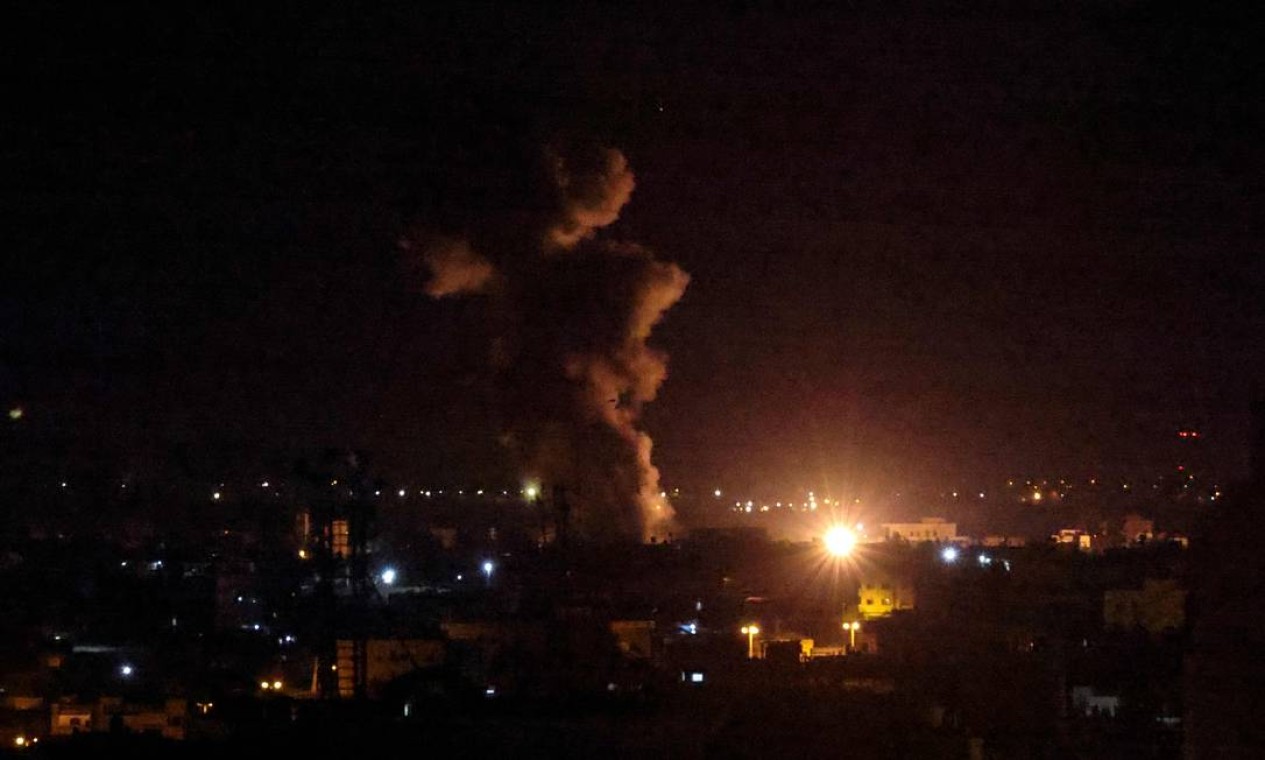 Fumaça e bola de fogo sobem após um ataque aéreo em Rafah, no sul da Faixa de Gaza Foto: SAID KHATIB / AFP
