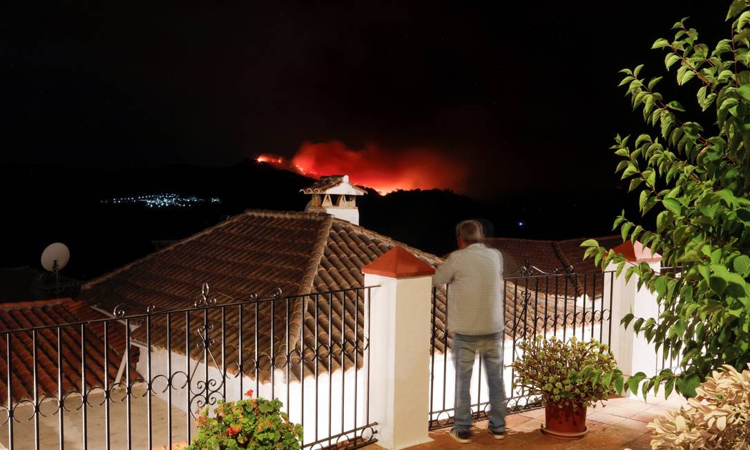 Um homem acompanha incêndio florestal em Pujerra, Espanha Foto: JON NAZCA / REUTERS
