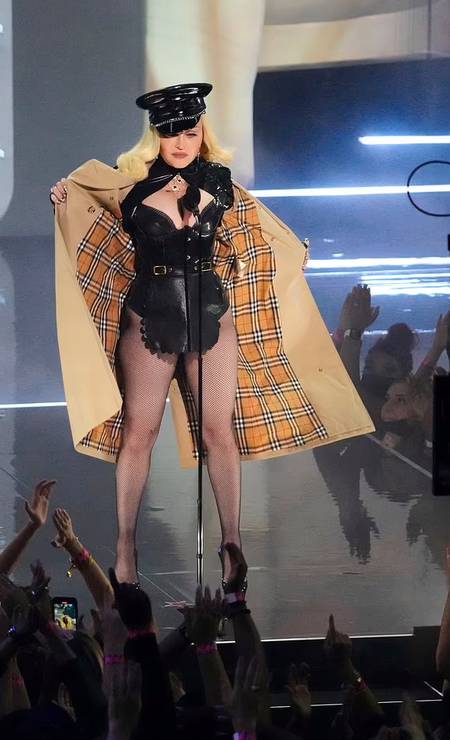 Madonna faz aparição supresa durante VMA 2021 Foto: Backgrid via Daily Mail