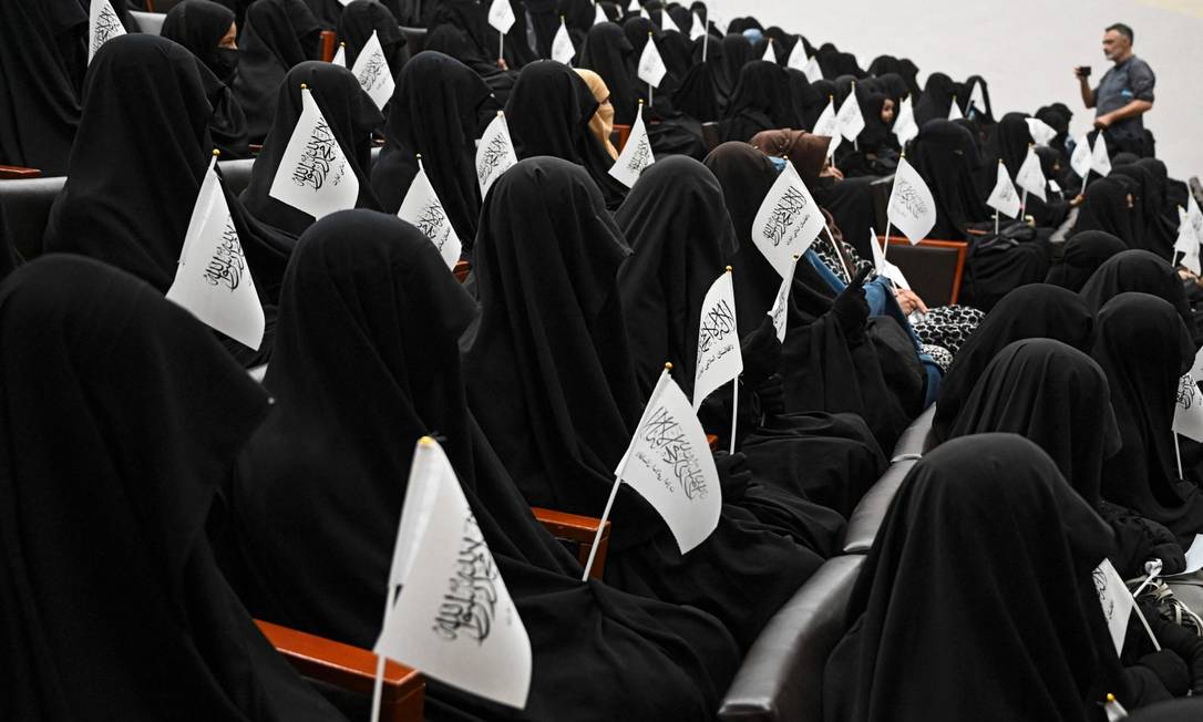 Com os rostos cobertos, mulheres participam de aula na Universidade Shaheed Rabbani, em Cabul, antes de um ato pró-Talibã Foto: AAMIR QURESHI / AFP