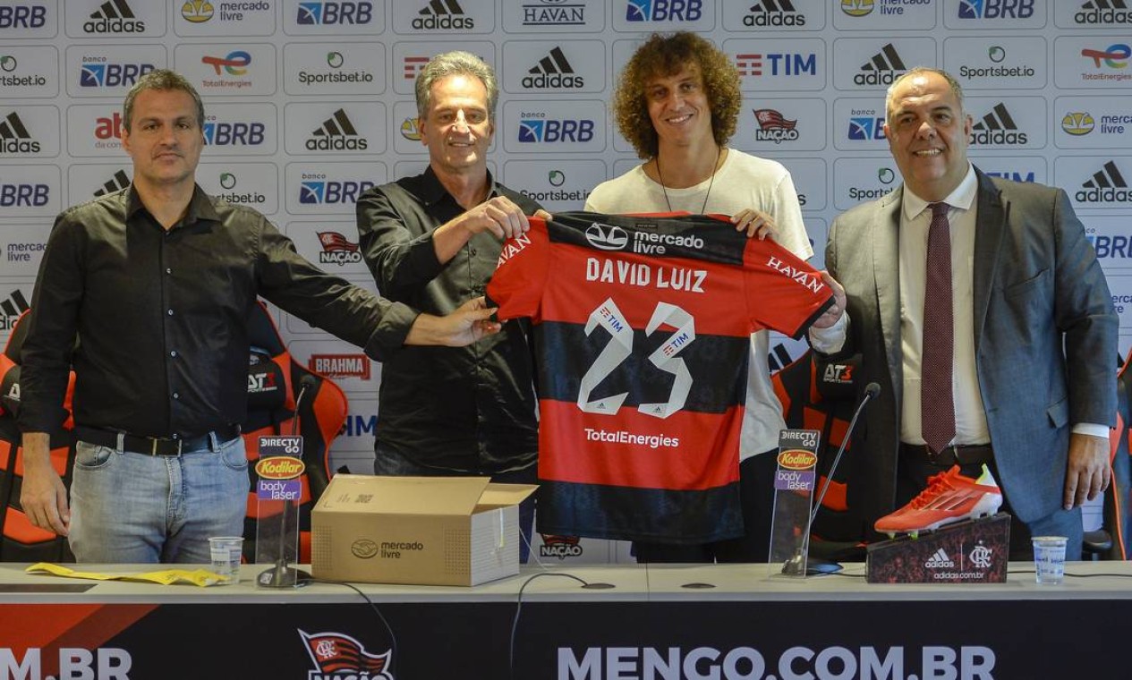 David Luiz posa ao lado do presidente do Flamengo, Rodolfo Landim, e o vice Marcos Braz Foto: Marcelo Cortes / Flamengo