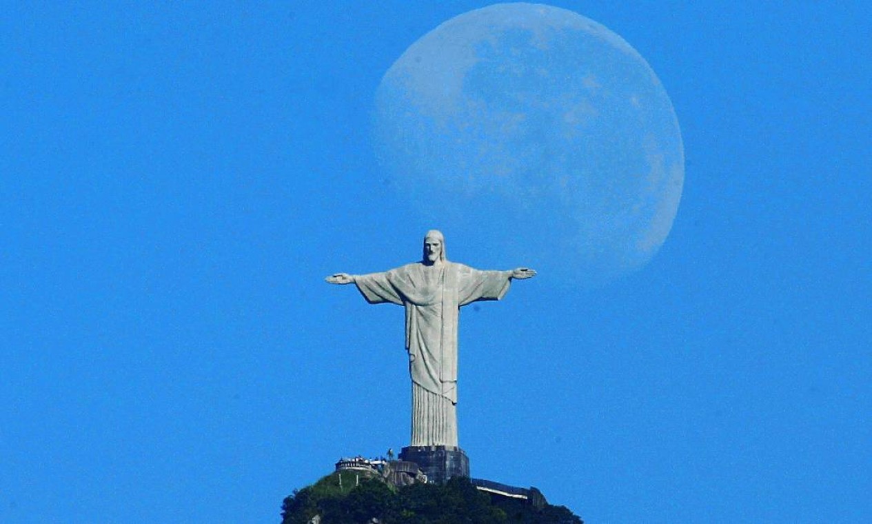 Lua nova é fotografada à luz do dia próxima ao Cristo Foto: Custódio Coimbra / Agência O Globo
