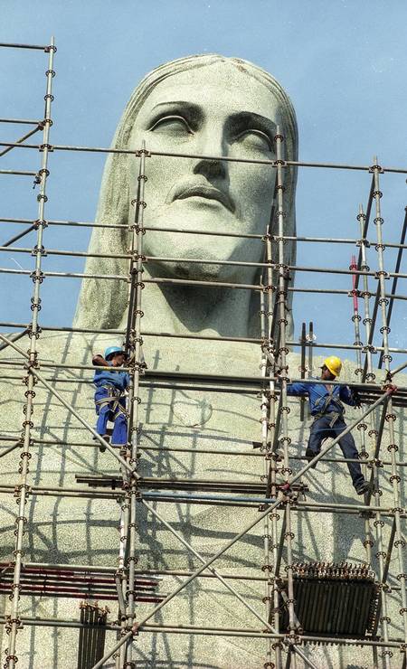 Reforma na estátua do Cristo realizada em 2000. A escultrua é o maior e mais famoso símbolo da Art Déco no mundo Foto: Custódio Coimbra / Agência O Globo