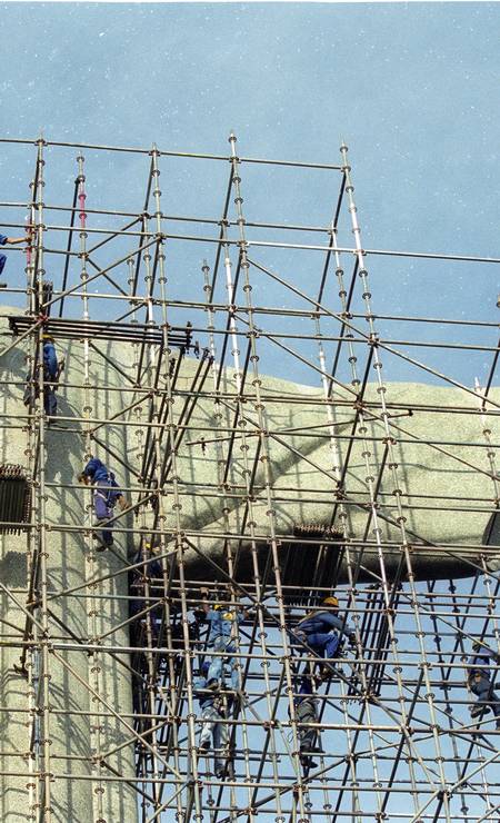 Para construção, foram cinco anos de trabalho, de 1926 a 1931. Na foto, a obra de restauro no monumento Foto: Custódio Coimbra / Agência O Globo