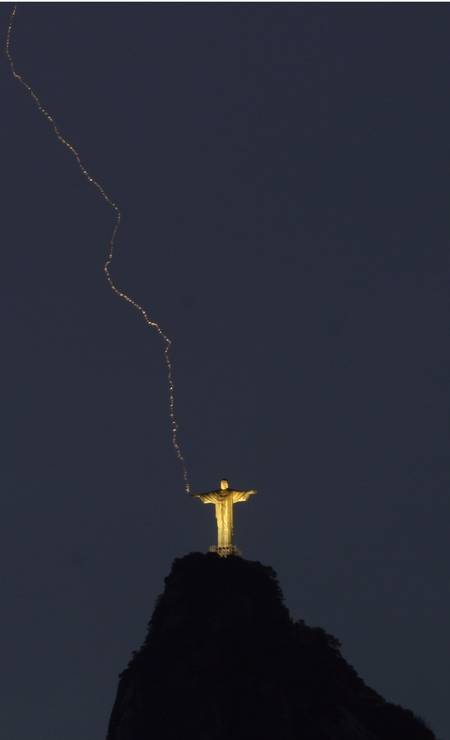 Raio é fotografado na mão do Cristo Foto: Custódio Coimbra / Agência O Globo