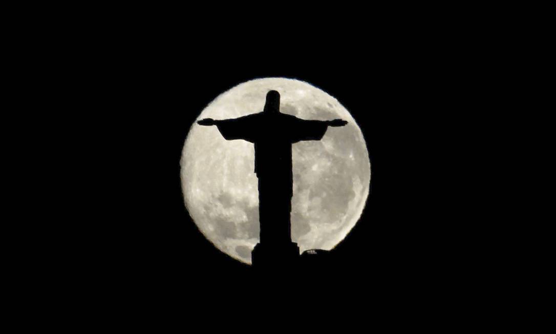 Silhueta do Cristo Redentor é vista &#039;dentro&#039; da lua Foto: Custodio Coimbra / Agência O Globo