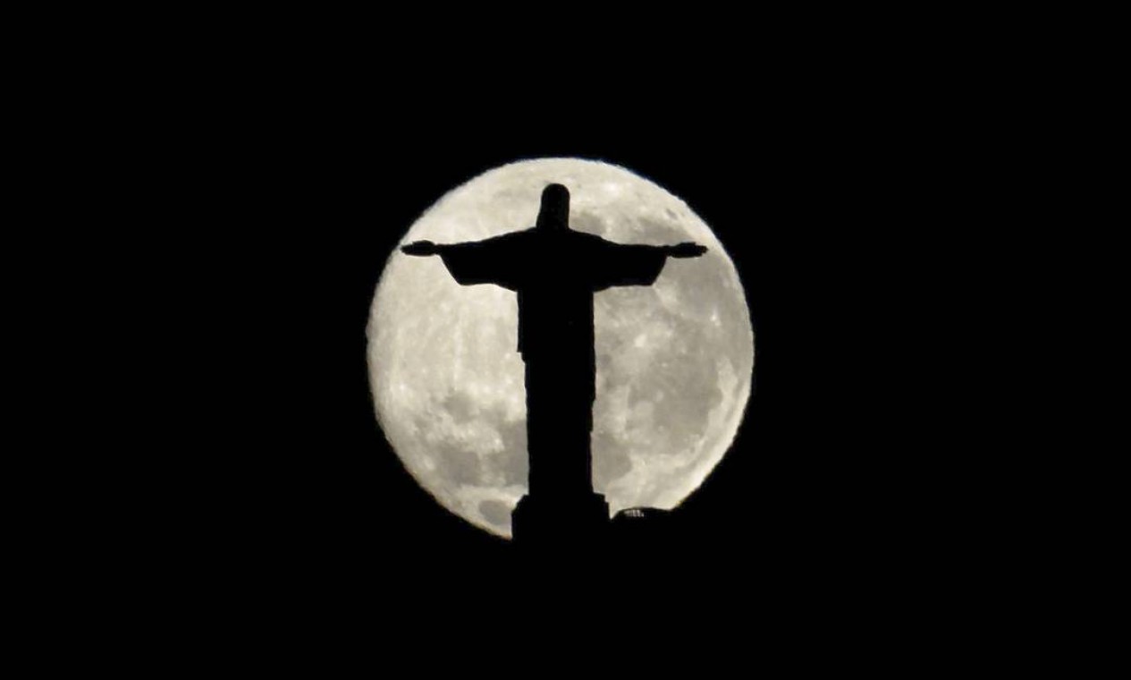 Silhueta do Cristo Redentor é vista 'dentro' da lua Foto: Custodio Coimbra / Agência O Globo