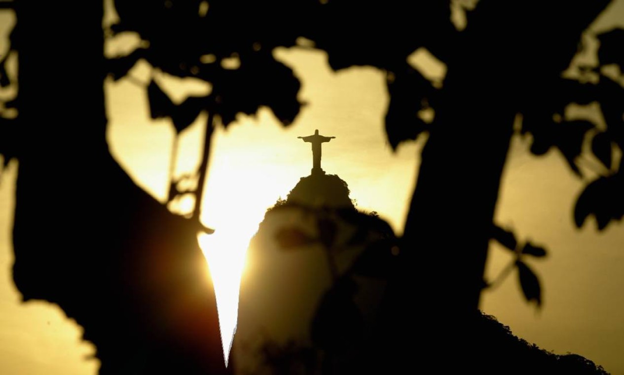 Cristo Redentor visto do Arpoador, em Ipanema, durante por do sol, no verão de 2003 Foto: Custódio Coimbra / Agência O Globo