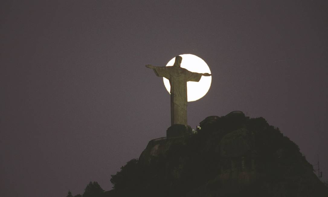 Lua cheia é fotografada atrás do Crsto redentor Foto: Custódio Coimbra / Agência O Globo