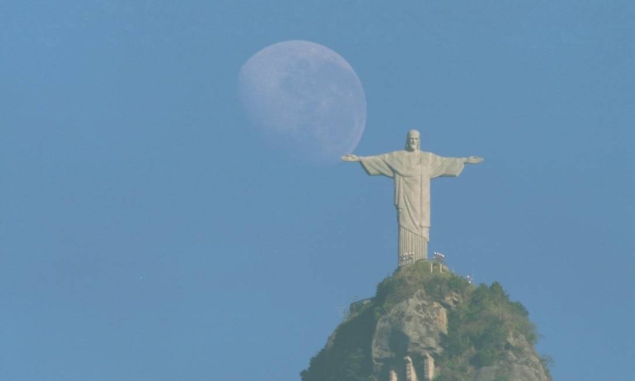 Lua é vista à mao do Cristo, em fotografia de 1997 Foto: Custódio Coimbra / Agência O Globo
