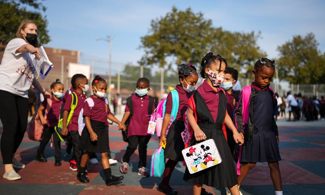 Crianças chegam para o primeiro dia de aula em escola no Brooklyn, Nova York Foto: CHANG W. LEE / NYT