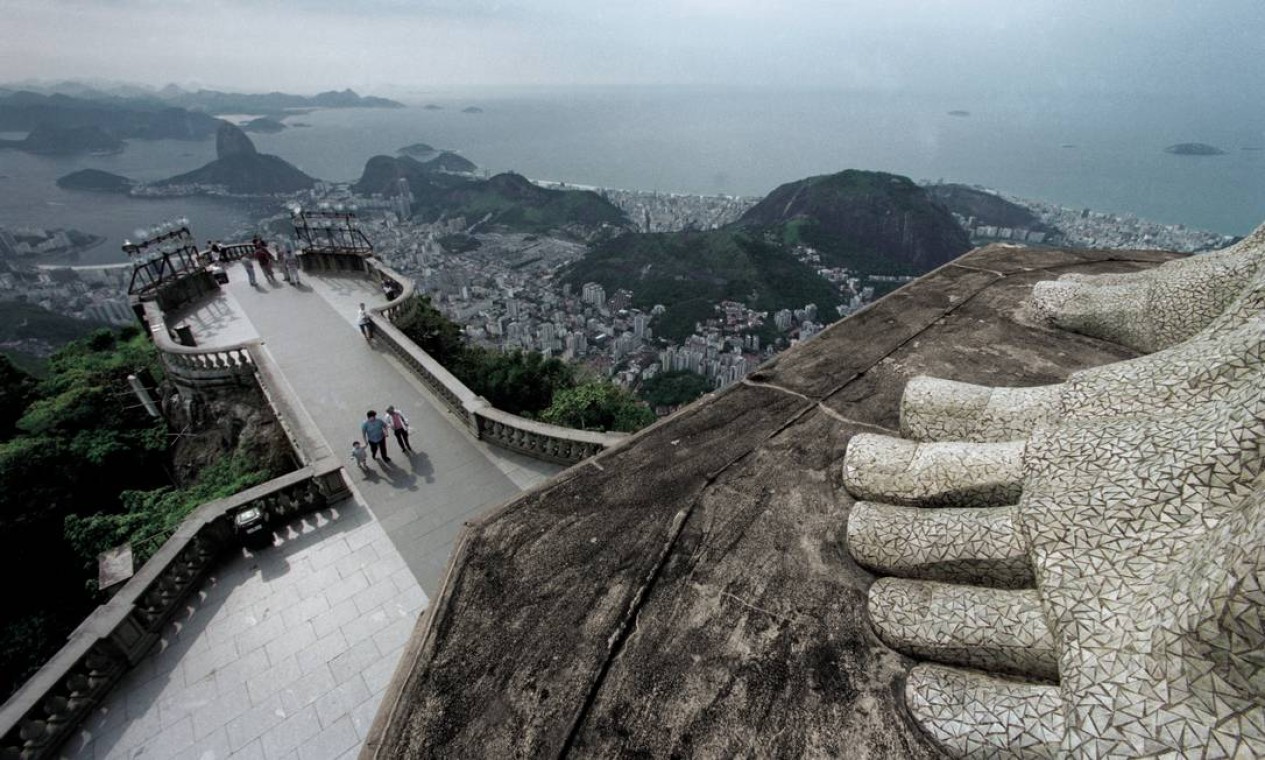 São 220 degraus que levam até os pés da estátua no topo do Corcovado Foto: Custódio Coimbra / Agência O Globo