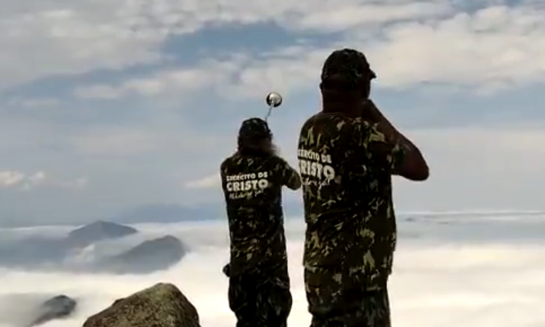 Homens foram deixados ilegalmente de helicóptero no pico do Dedo de Deus, no Parnaso, em Teresópolis Foto: Reprodução
