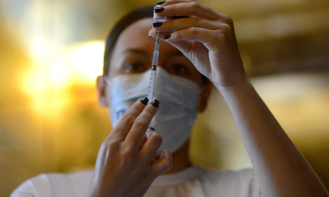 Enfermeira prepara vacina contra Covid-19 no Theatro Municipal, no Rio Foto: FramePhoto / Agência O Globo