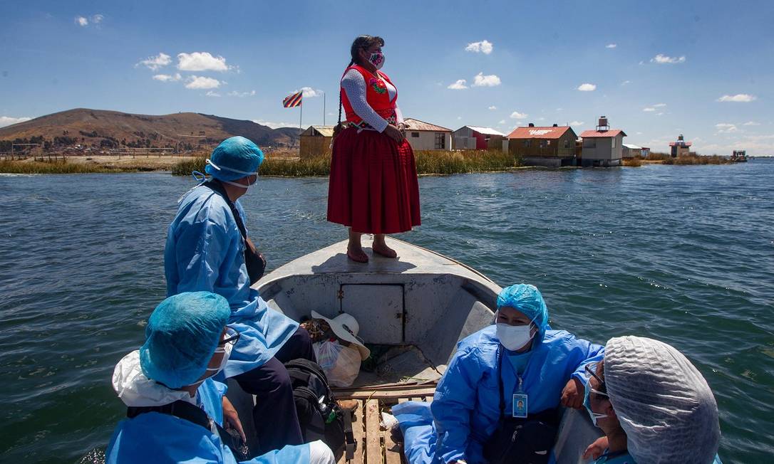 Agentes de saúde do governo peruano durante uma viagem para vacinar moradores das ilhas flutuantes de Uros, no Lago Titicaca, contra a Covid-19 Foto: CARLOS MAMANI / AFP