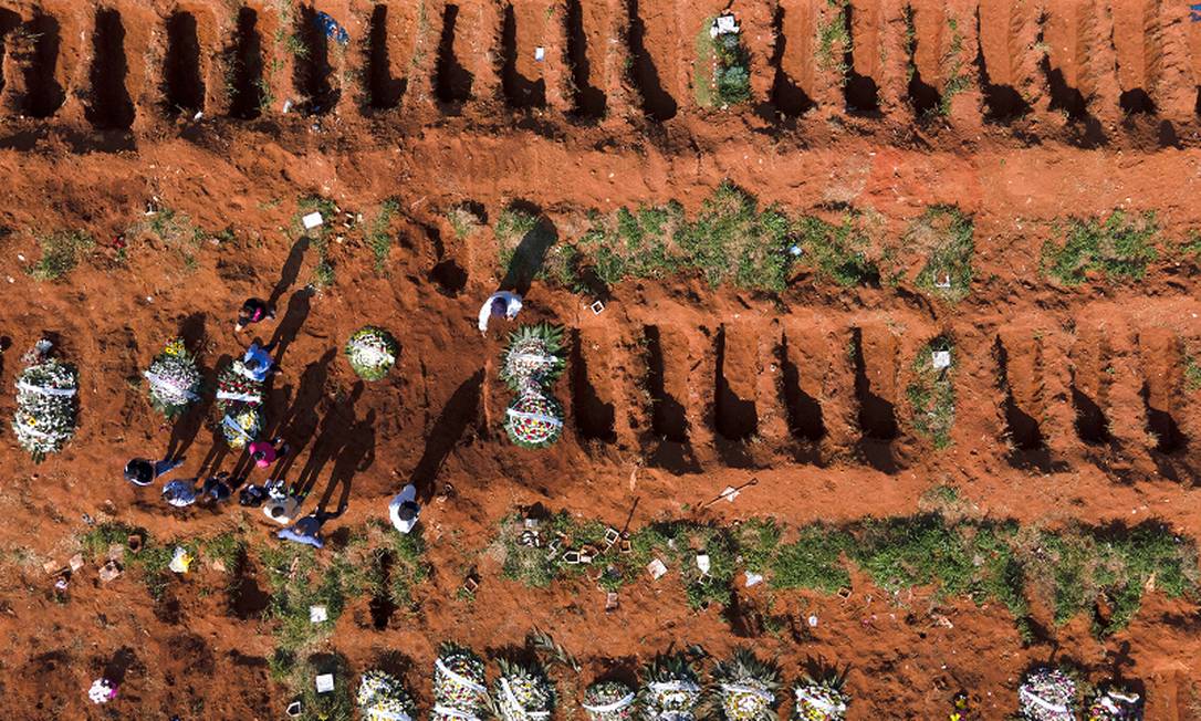 Enterro no cemitério da Vila Formosa, zona leste de São Paulo. Foto: Caio Guatelli / 22-03-21