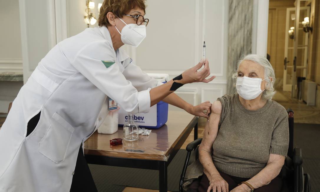 Aplicação da terceira dose da vacina para maiores de 95 anos na Casa Firjan Foto: Gabriel de Paiva / Agência O Globo