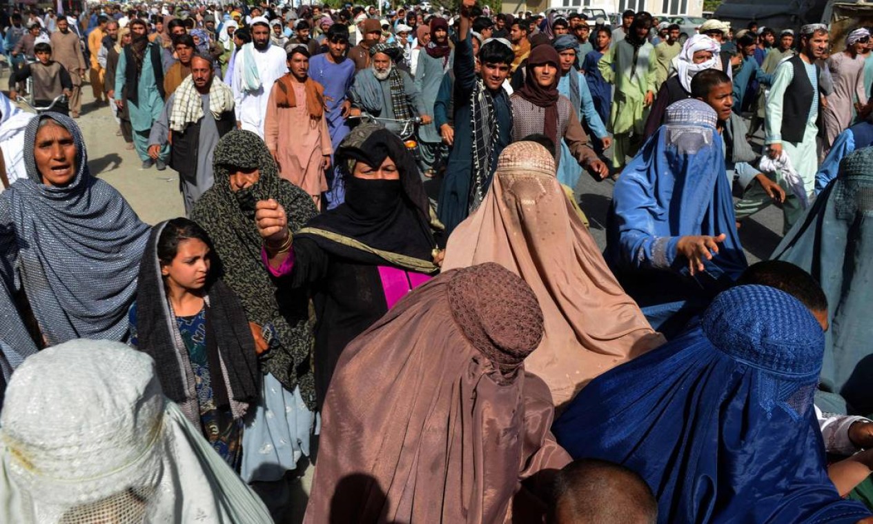 População participa de passeata em protesto contra anúncio feito pelo Talibã em Kandahar, Afeganistão Foto: JAVED TANVEER / AFP