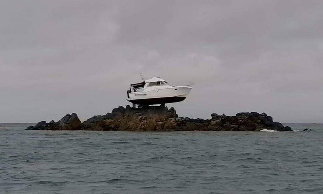 Barco ficou encalhado a 3 metros acima do mar apos maré baixar Foto: Reprodução