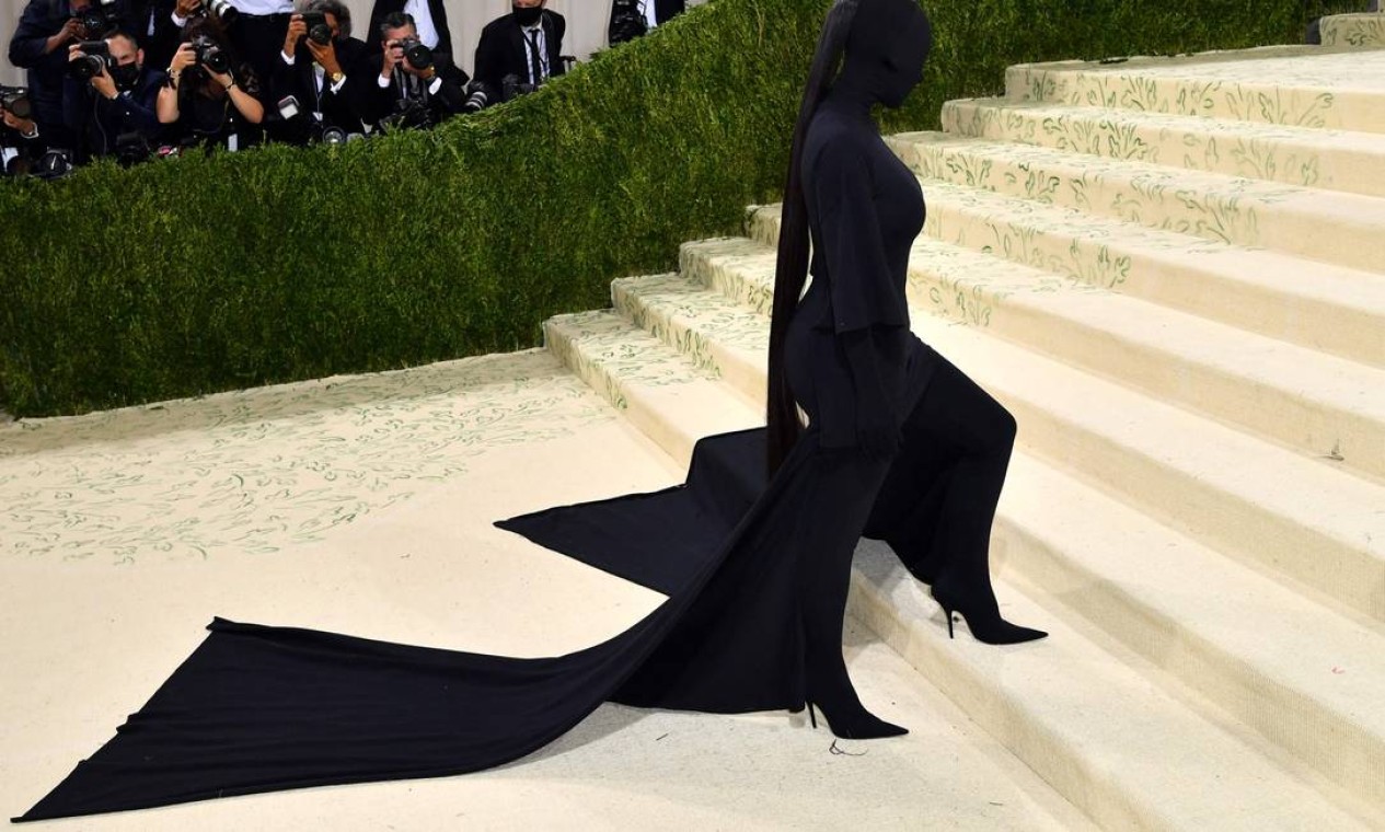 SETEMBRO - Kim Kardashian chega ao baile Met Gala, no Metropolitan, em Nova York, toda de preto Foto: ANGELA WEISS / AFP