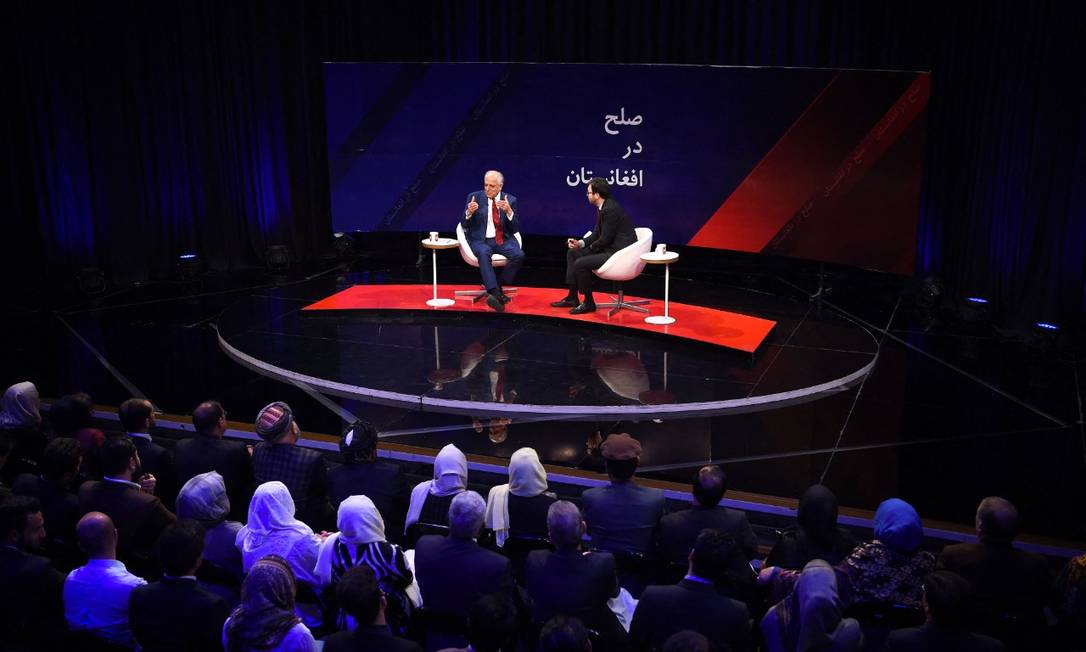Foto de 2019 mostra talk show da Tolo News, em formato parecido com programa de Saeed Shinwar. Sentindo-se coagido, atualmente jornalista só pergunta aos entrevistados o que o Talibã permite Foto: WAKIL KOHSAR / AFP