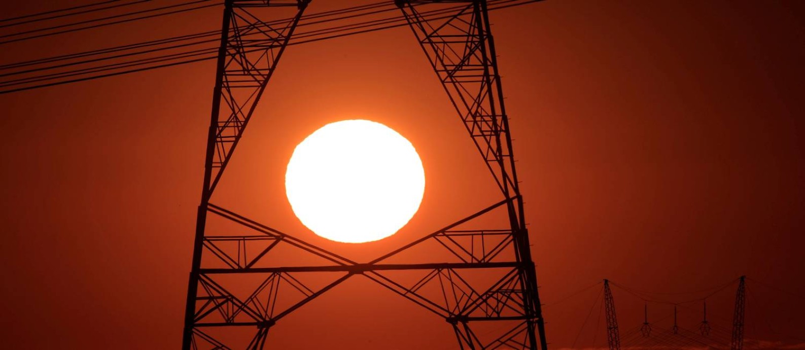 Torre de transmissão de energia em Brasília Foto: Ueslei Marcelino / Reuters