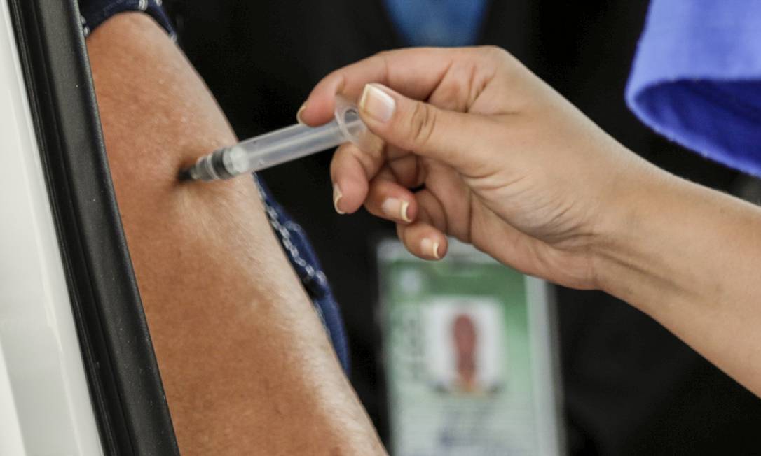 Vacina da AstraZeneca é aplicada em posto montado no Sambódromo Foto: Gabriel de Paiva/07.06.2021 / Agência O Globo