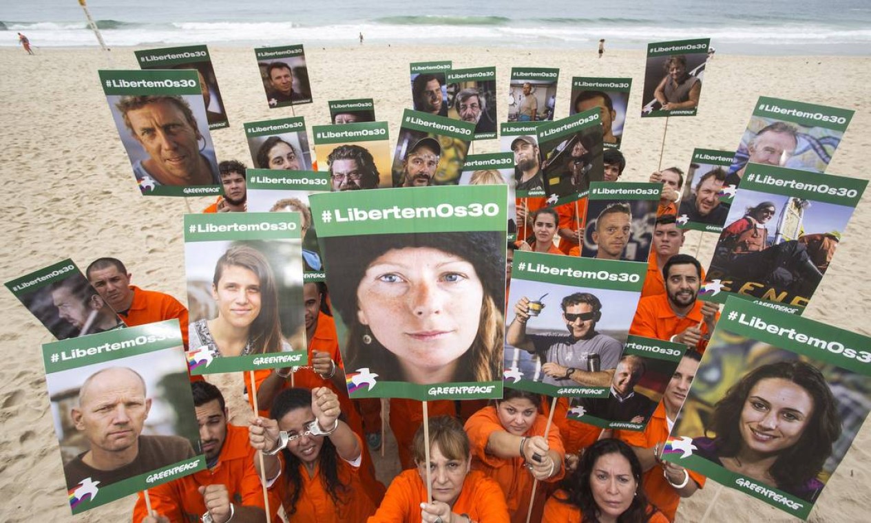 Trinta ativistas do pedem a liberdade do grupo de 30 pessoas que foram presas na Rússia após terem protestado contra a exploração de petróleo no Ártico Foto: Ivo Gonzalez / Greenpeace - 18/10/2013