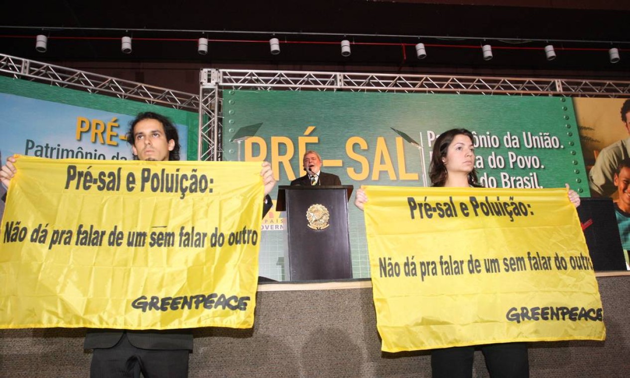 O então presidente Lula discursa durante protesto do Greenpeace sobre danos ambientais do recém-descoberto pré-sal Foto: Roberto Stuckert Filho / Agência O Globo - 31/08/2009