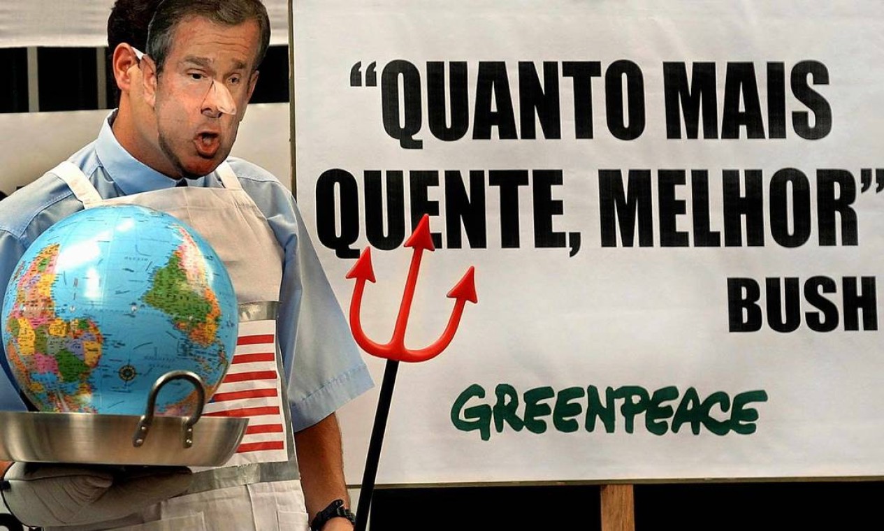Ativista do Greenpeace, fantasiado de cozinheiro e usando uma máscara do presidente americano George W. Bush, protesta em frente ao consulado dos Estados Unidos, em São Paulo. Bush foi o o único presidente que se recusou a assinar o Protocolo de Kyoto, acordo internacional para a proteção do clima e da camada de ozônio do planeta Foto: Mauricio Lima / AFP - 03/04/2001