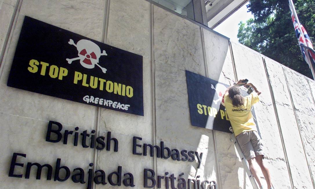 Ativista do Greenpeace afixa um cartaz em frente à embaixada britânica, em Buenos Aires, exigindo às autoridades que não naveguem o navio britânico &#034;Pacific Swan&#034; no Atlântico Sul. O Pacific Swan, que saiu da França rumo ao Japão, navega com uma carga de mais de 80 toneladas de resíduos nucleares Foto: Enrique Marcarian / Reuters - 05/01/2001