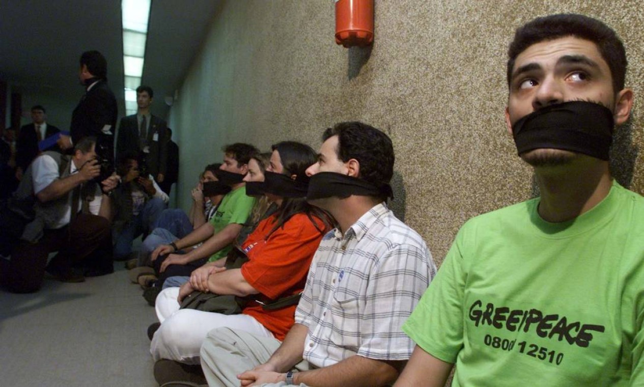 Manifestantes do Greenpeace usam mordaças para proetstar durante a votação do Código Florestal Foto: Roberto Stuckert Filho / Agência O Globo - 10/05/2000