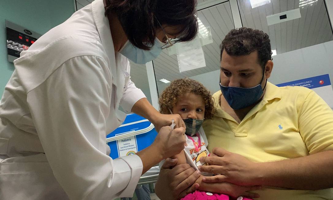 Criança de 3 anos é vacinada em Havana, parte de teste clínico da vacina Soberana 02, contra a Covid-19 Foto: ADALBERTO ROQUE / AFP
