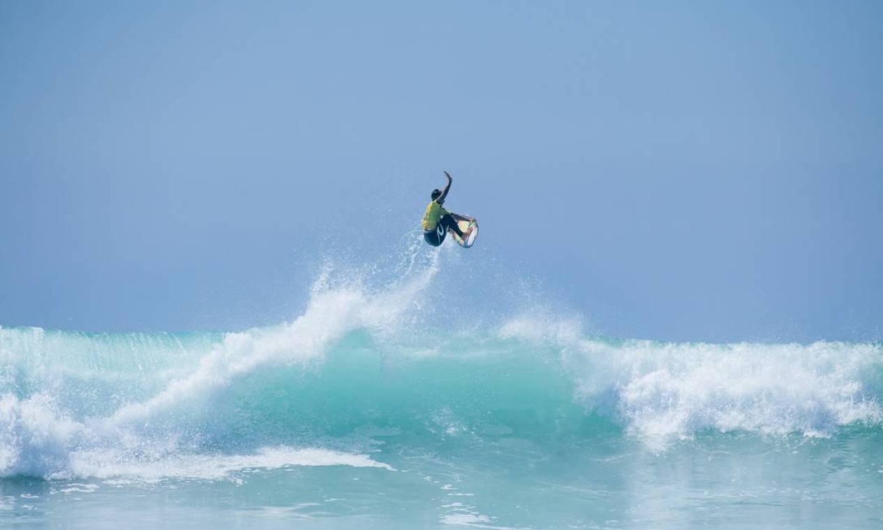 Surfista se tornou o sexto atleta da história a ser pelo menos tricampeão mundial, e o primeiro brasileiro a atingir o feito Foto: Pat Nolan / Agência O Globo