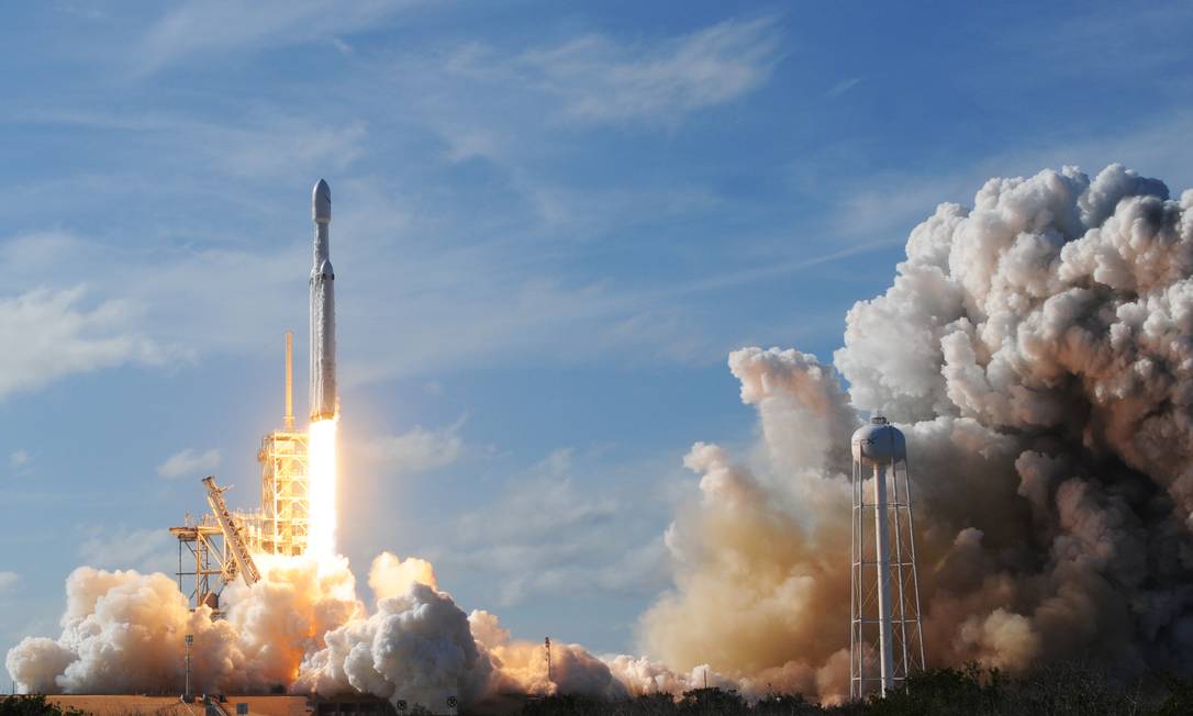 O foguete Falcon 9, da Space X, de Musk, foi lançado da plataforma 39A, do Kennedy Space Center, de onde também partiram lançamentos históricos como os das missões do programa Apollo e dos ônibus espaciais Foto: JIM WATSON / AFP