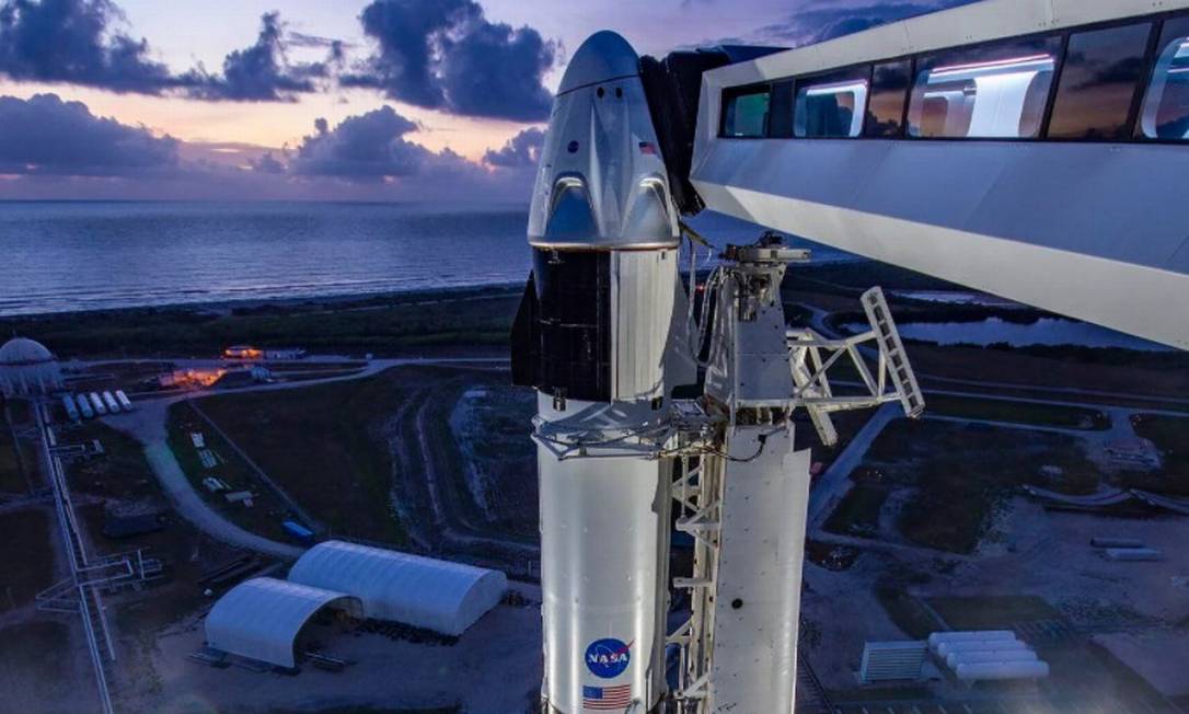 A cápsula Crew Dragon, de Musk, entrou em trajetória circular assim como a Lua, e satélites artificiais e a Estação Espacial Internacional, cuja altitude (408km) será superada pela nave de Musk Foto: Reprodução