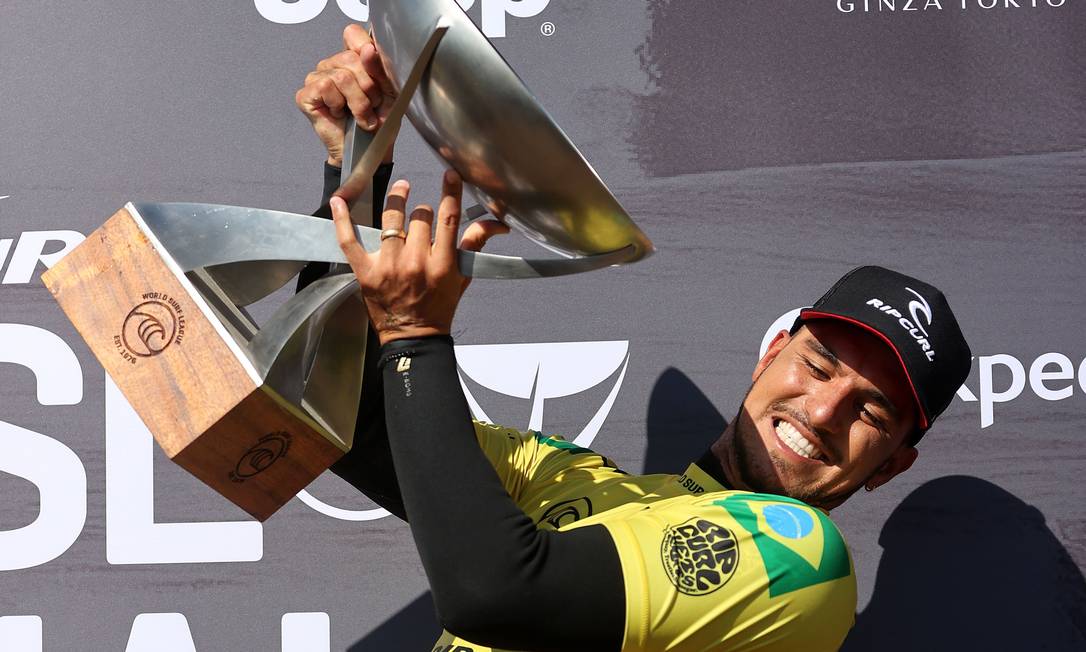 Gabriel Medina com a taça de campeão mundial de surfe de 2021 Foto: Sean M. Haffey / AFP