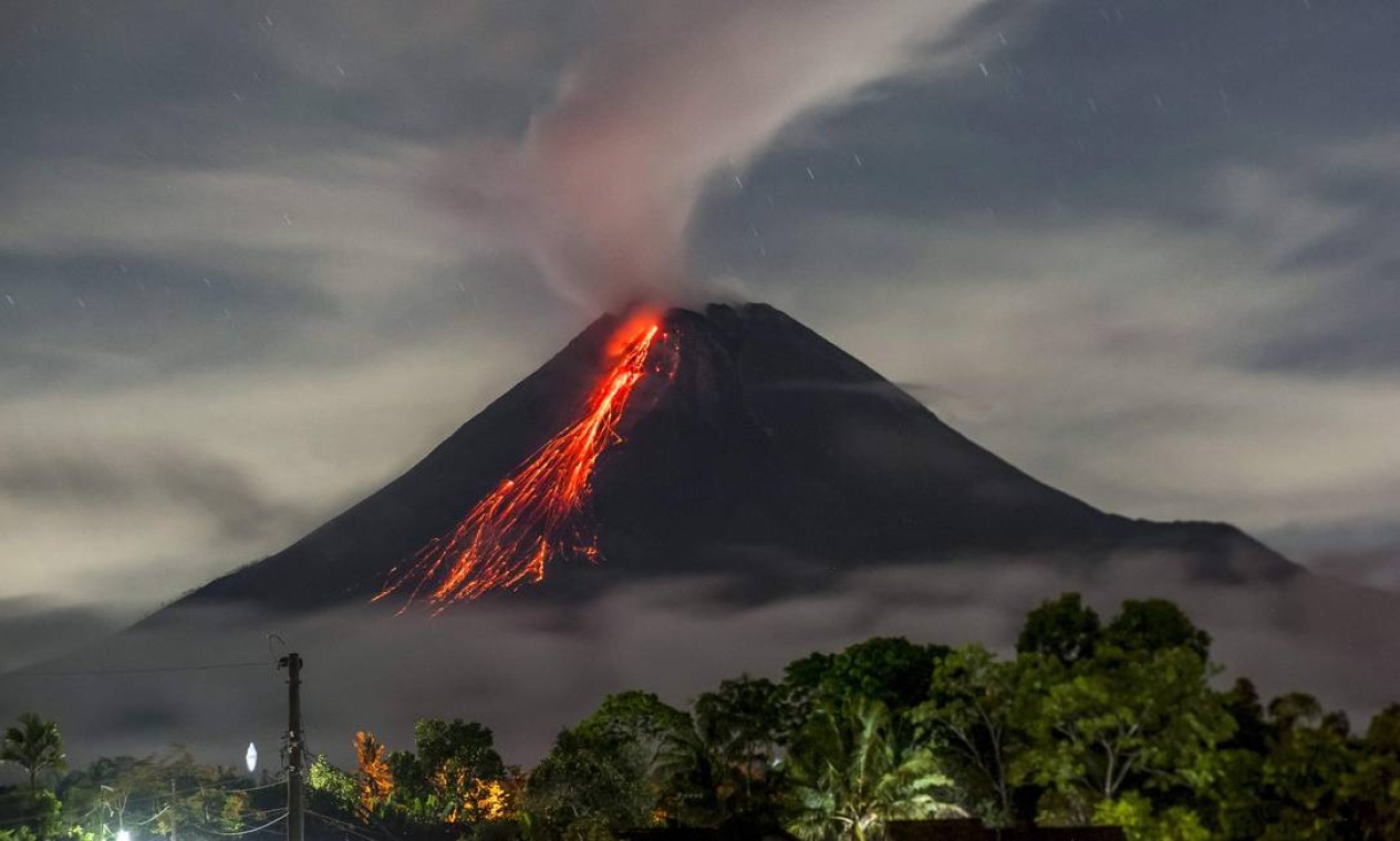 Vulcão Monte Merapi, localizado na ilha de Java, entra em atividade na Indonésia Foto: AGUNG SUPRIYANTO / AFP